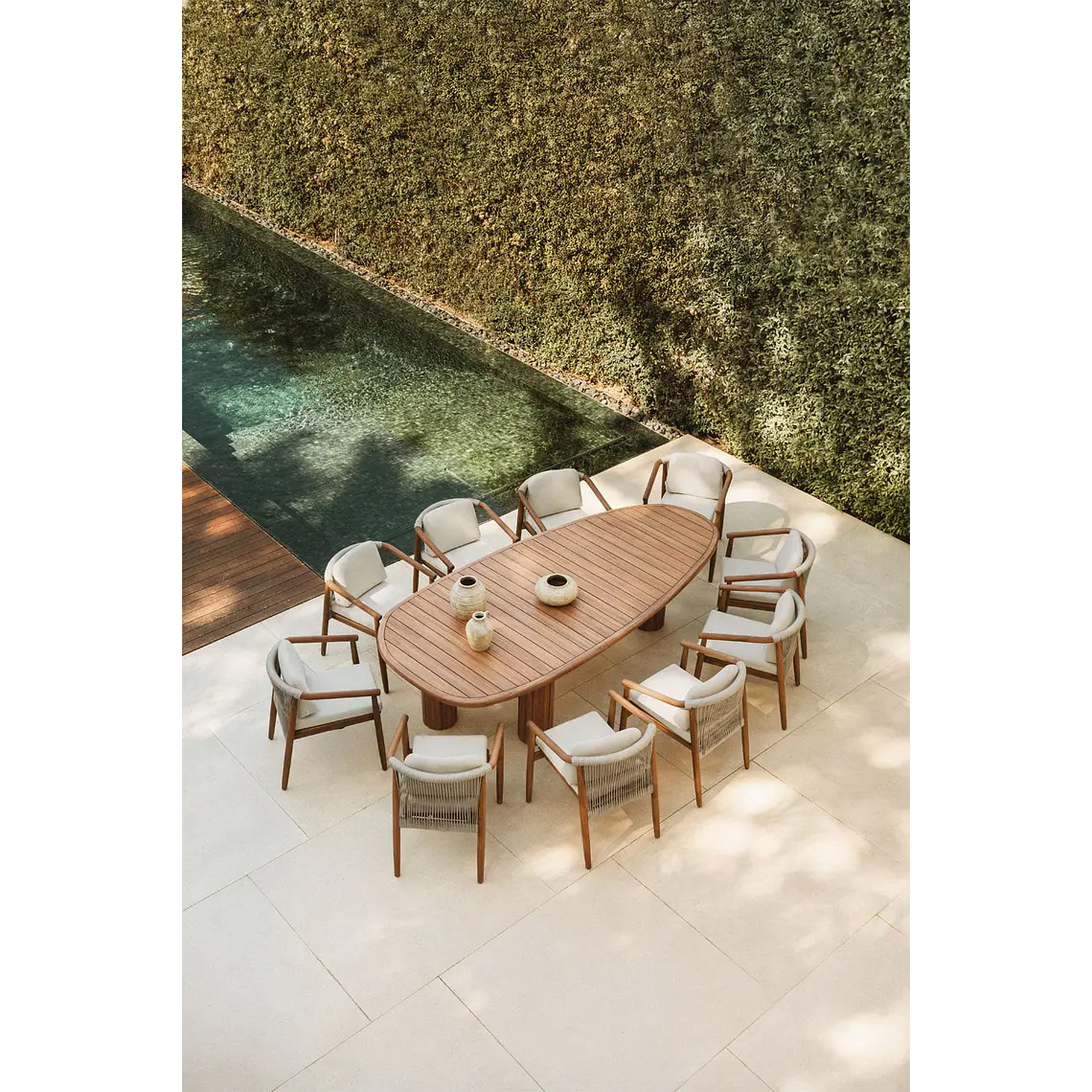 Set de mesa ovalada 260x120 cm en madera de acacia y 10 sillas de jardín en madera de eucalipto Dunena 1