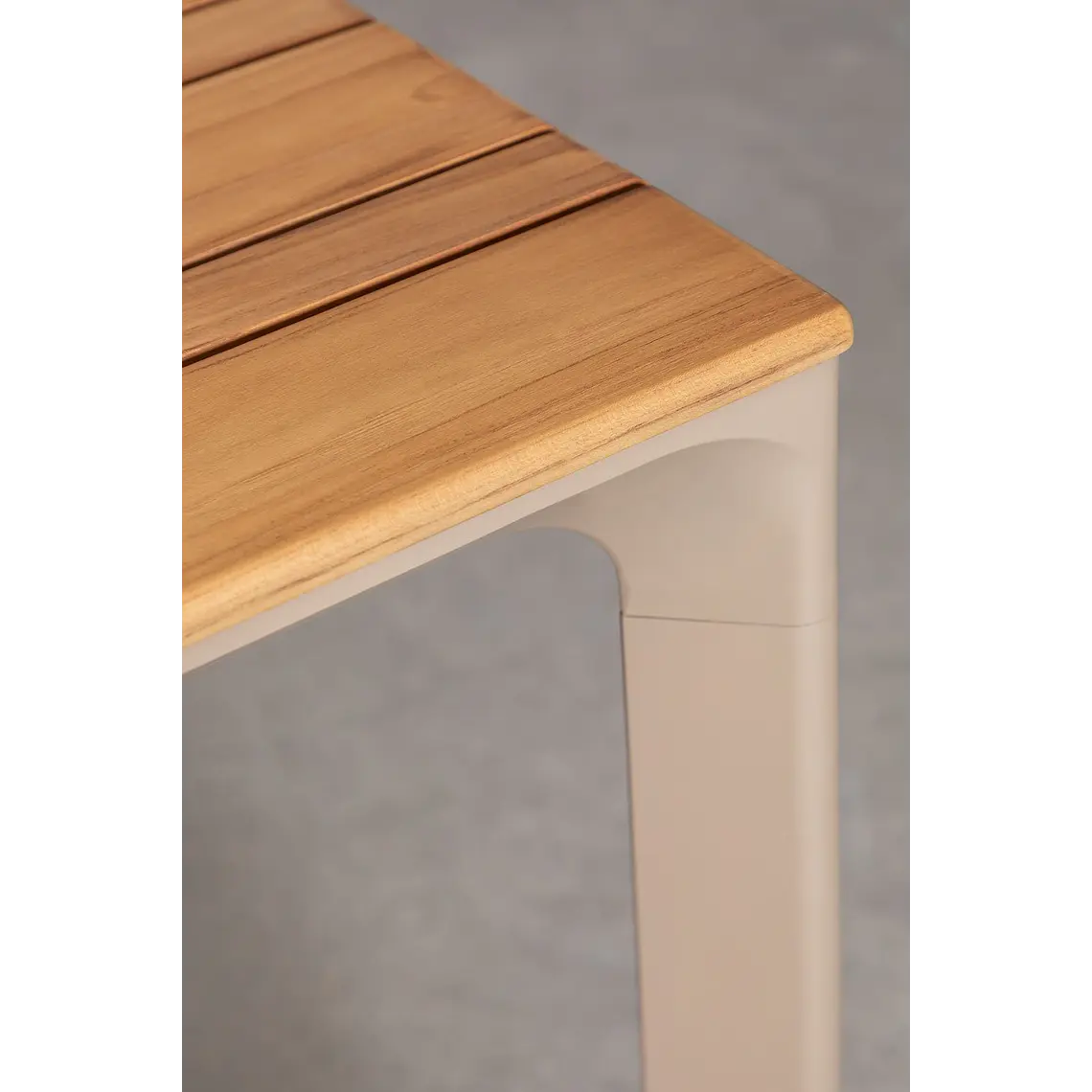 Set de mesa rectangular 160x90 cm en aluminio y madera de teca y 6 sillas apilables en aluminio y cuerda trenzada Elania 4
