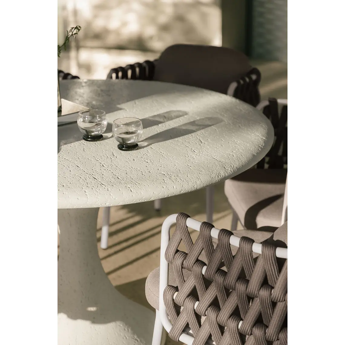 Set de mesa redonda Ø120 cm en cemento Eloria y 6 sillas de jardín en aluminio y cuerda trenzada Damina 2