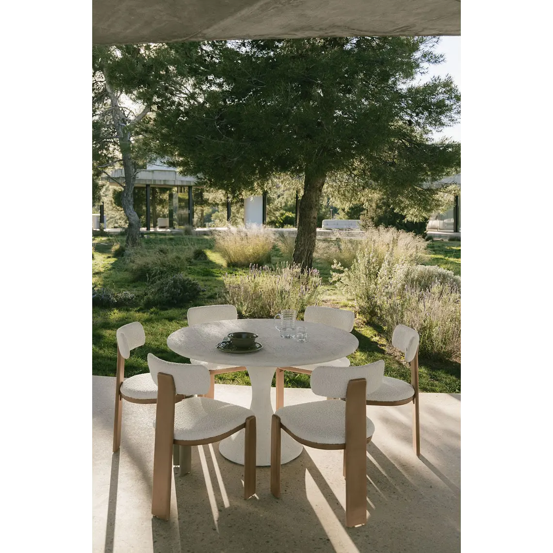 Set de mesa redonda Ø120 cm en cemento Eloria y 6 sillas de jardín en madera de acacia y tela bouclé Celina 1