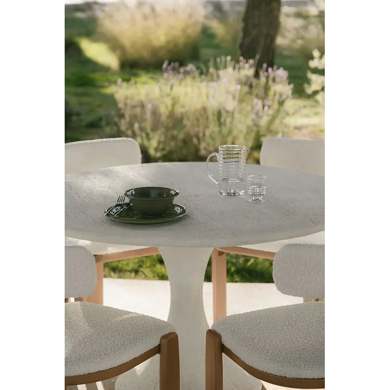 Set de mesa redonda Ø120 cm en cemento Eloria y 6 sillas de jardín en madera de acacia y tela bouclé Celina 2
