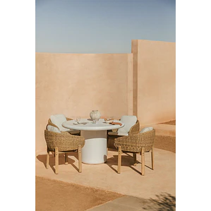 Set de mesa redonda Ø120 cm en cemento Namara y 4 sillas de jardín con reposabrazos en madera de acacia Zenora