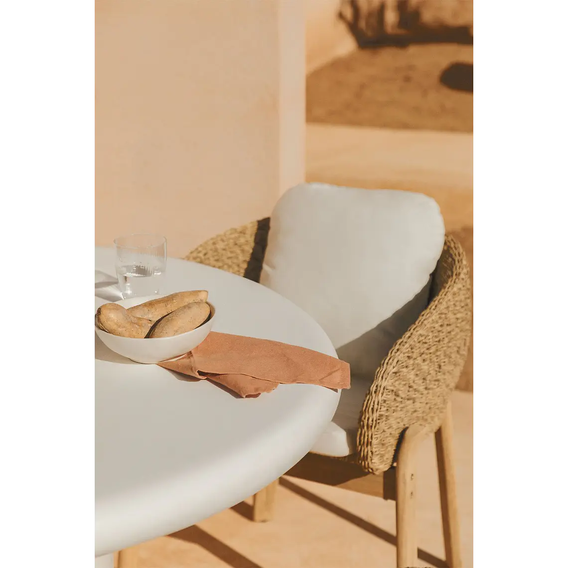 Set de mesa redonda Ø120 cm en cemento Namara y 4 sillas de jardín con reposabrazos en madera de acacia Zenora 2