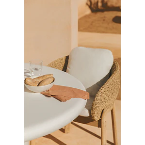 Set de mesa redonda Ø120 cm en cemento Namara y 4 sillas de jardín con reposabrazos en madera de acacia Zenora