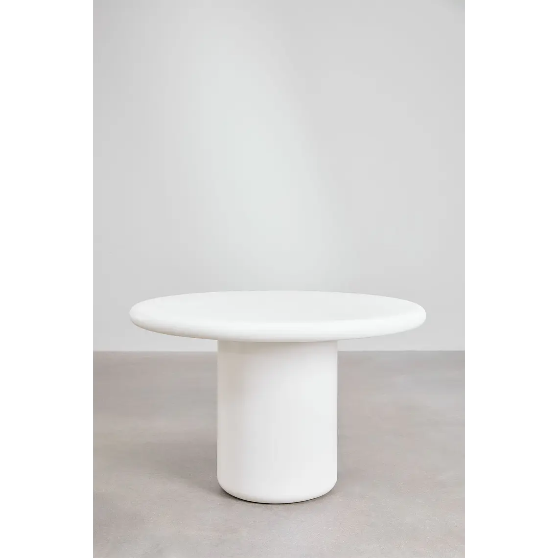 Set de mesa redonda Ø120 cm en cemento Namara y 4 sillas de jardín con reposabrazos en madera de acacia Zenora 3