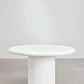 Set de mesa redonda Ø120 cm en cemento Namara y 4 sillas de jardín con reposabrazos en madera de acacia Zenora - Miniatura 3