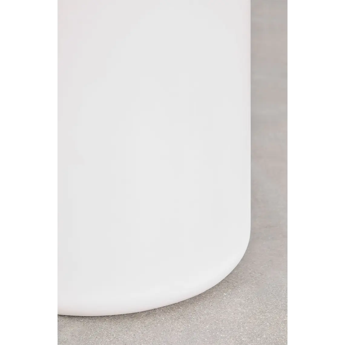 Set de mesa redonda Ø120 cm en cemento Namara y 4 sillas de jardín con reposabrazos en madera de acacia Zenora 5