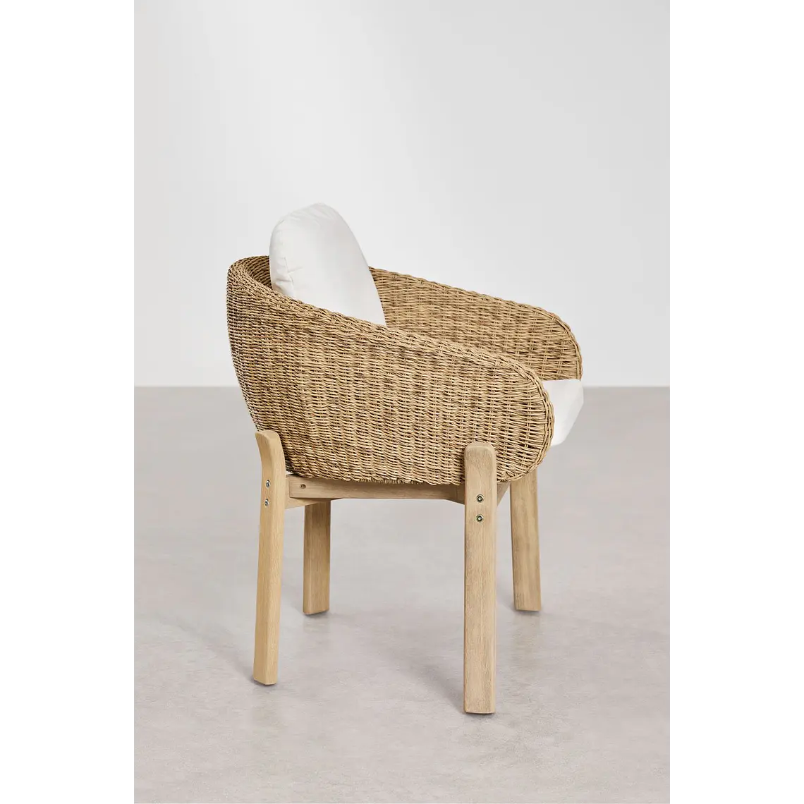 Set de mesa redonda Ø120 cm en cemento Namara y 4 sillas de jardín con reposabrazos en madera de acacia Zenora 7