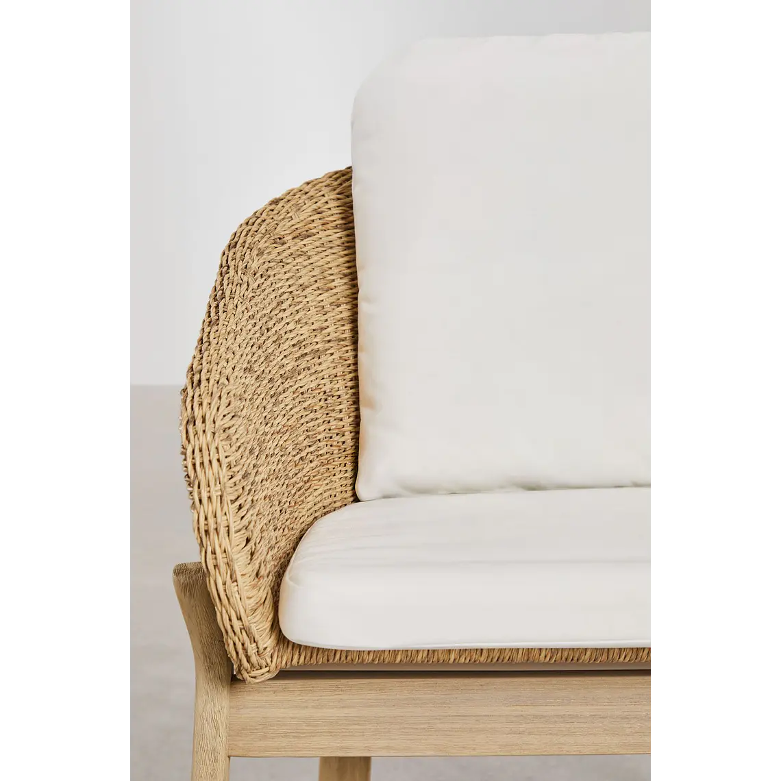 Set de mesa redonda Ø120 cm en cemento Namara y 4 sillas de jardín con reposabrazos en madera de acacia Zenora 9