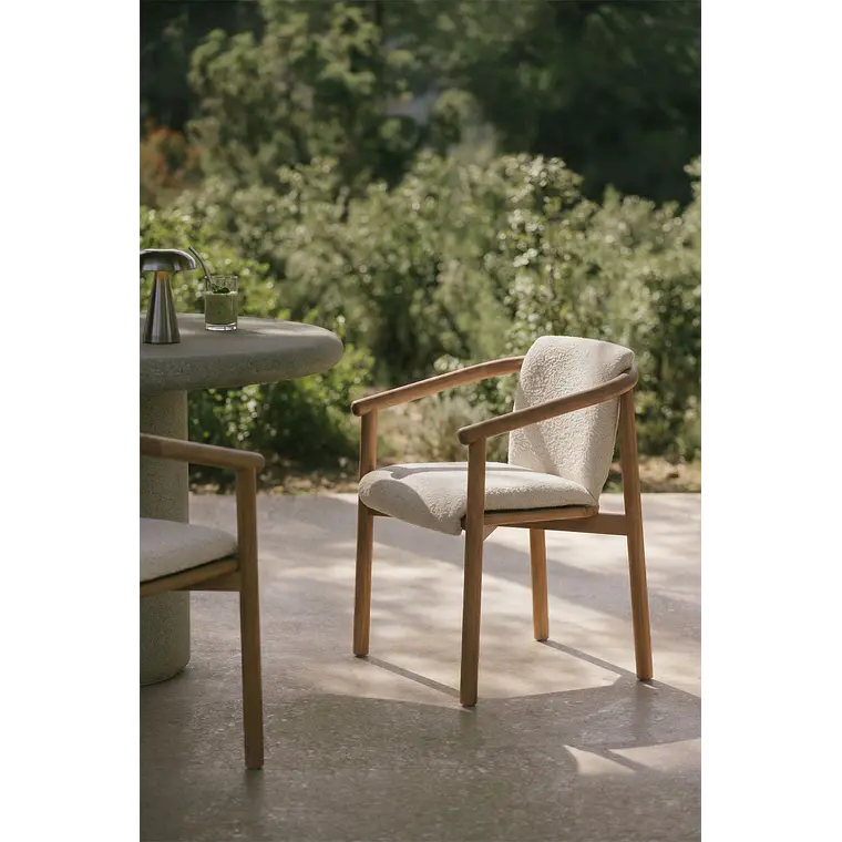 Silla de jardín con reposabrazos en madera de acacia Darena 1