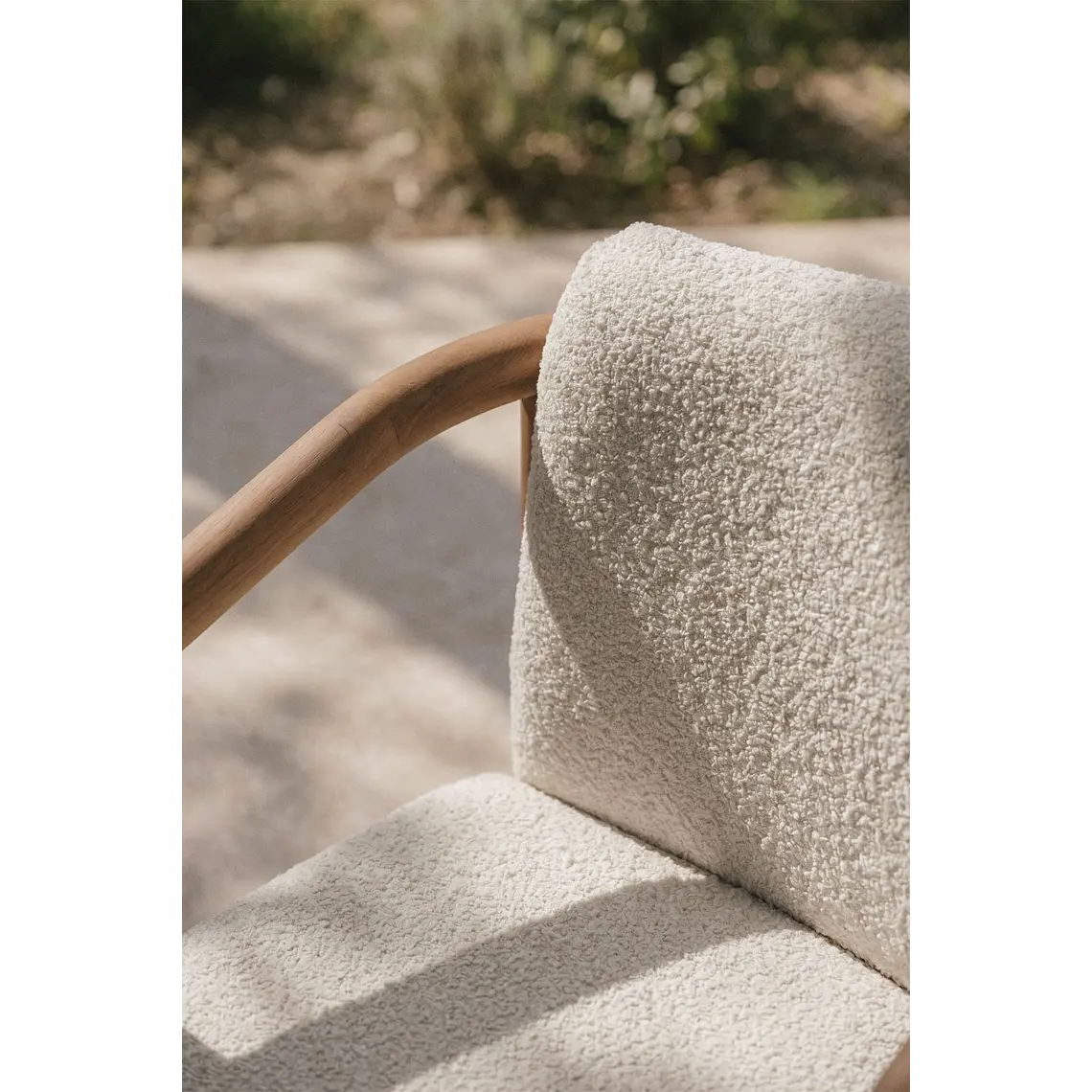 Silla de jardín con reposabrazos en madera de acacia Darena 2
