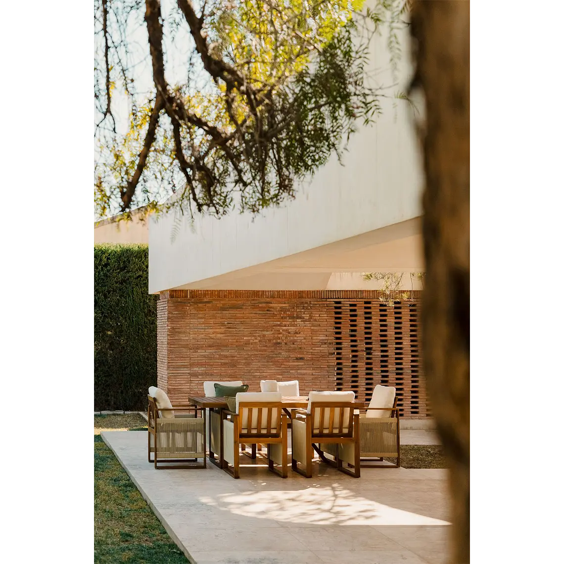 Silla de jardín con reposabrazos en madera de acacia Peria 3