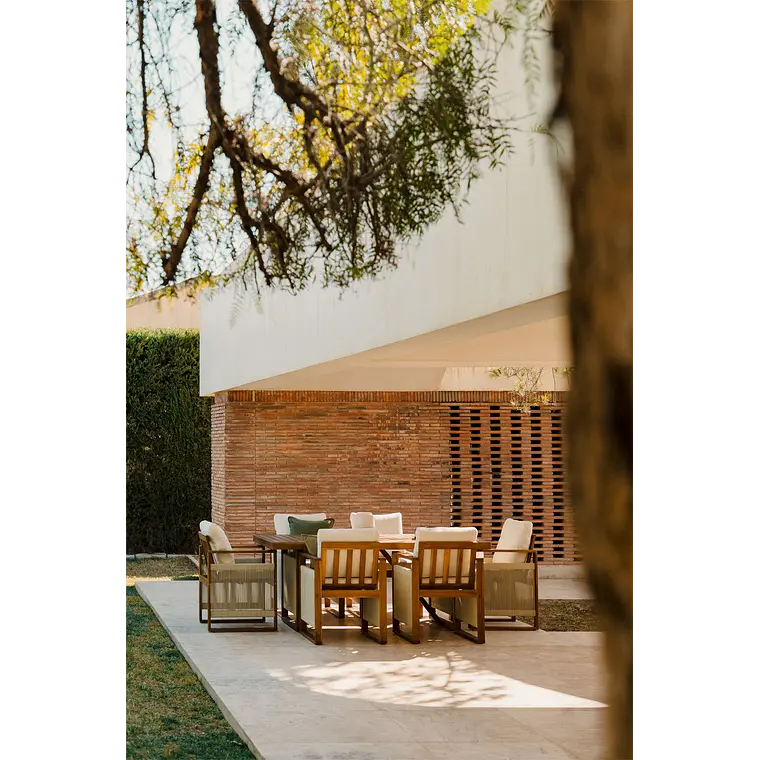 Silla de jardín con reposabrazos en madera de acacia Peria 3