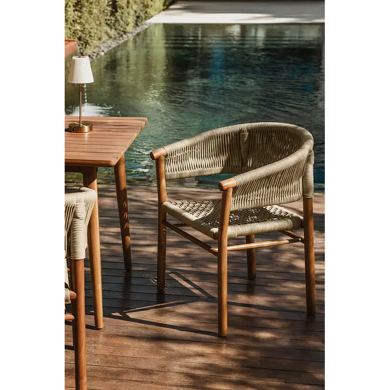 Silla de jardín con reposabrazos en madera de acacia y cuerda trenzada Fala 1