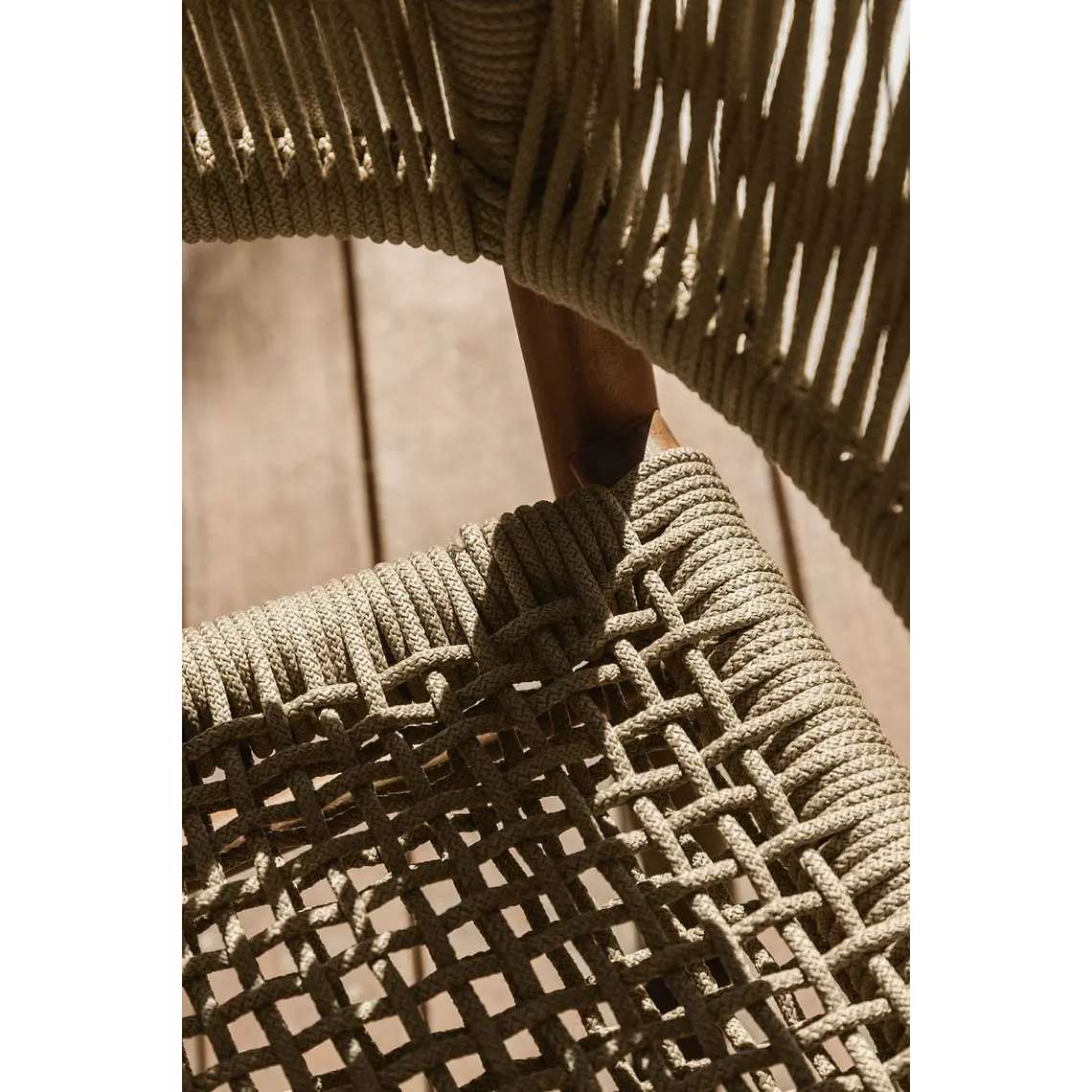 Silla de jardín con reposabrazos en madera de acacia y cuerda trenzada Fala 2
