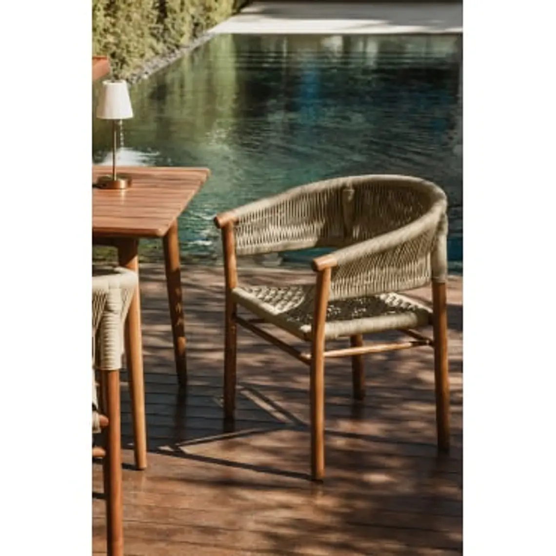 Silla de jardín con reposabrazos en madera de acacia y cuerda trenzada Fala 11