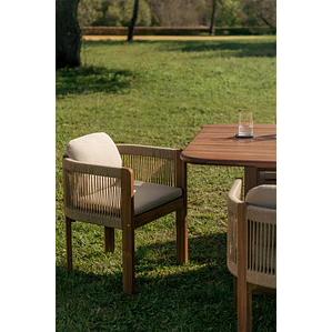 Silla de jardín con reposabrazos en madera de acacia y cuerda trenzada Melora