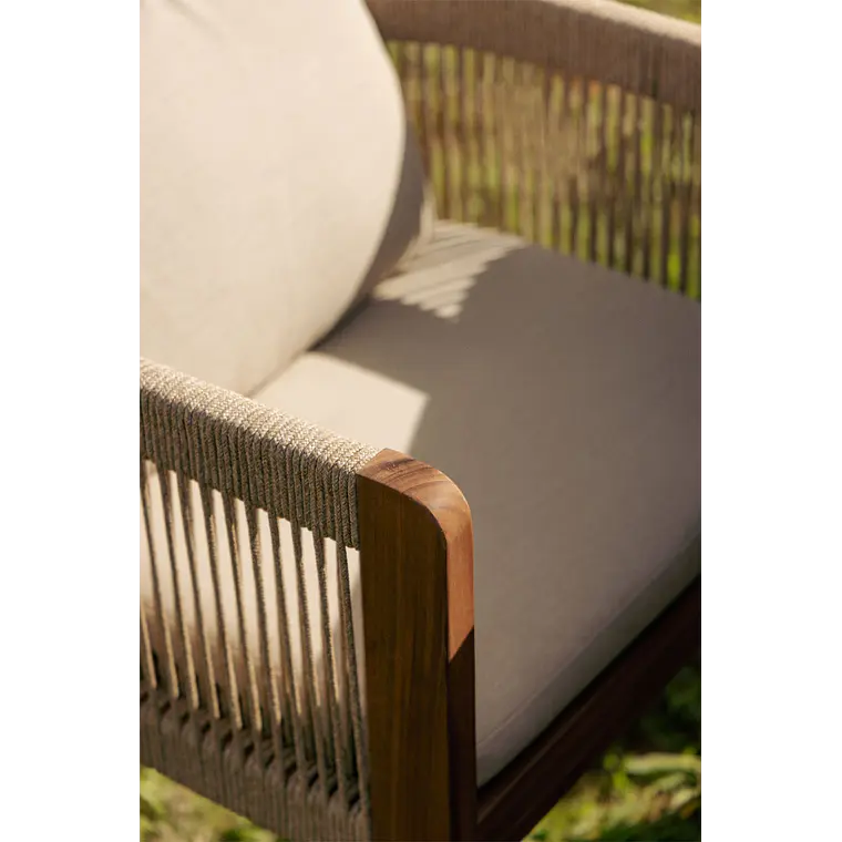 Silla de jardín con reposabrazos en madera de acacia y cuerda trenzada Melora 2