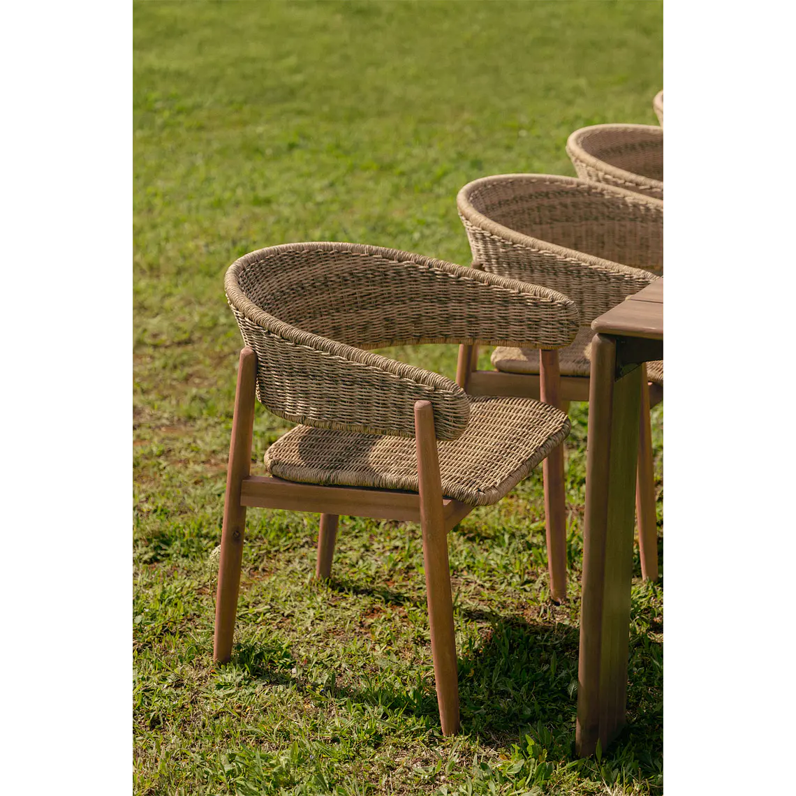 Silla de jardín con reposabrazos en madera de acacia y ratán sintético Arenova 1