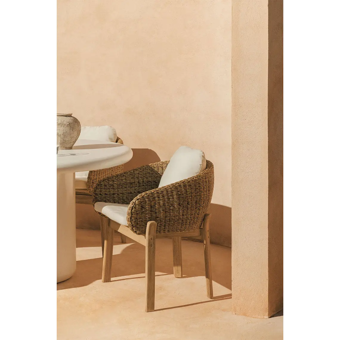 Silla de jardín con reposabrazos en madera de acacia y ratán sintético Kelena 1