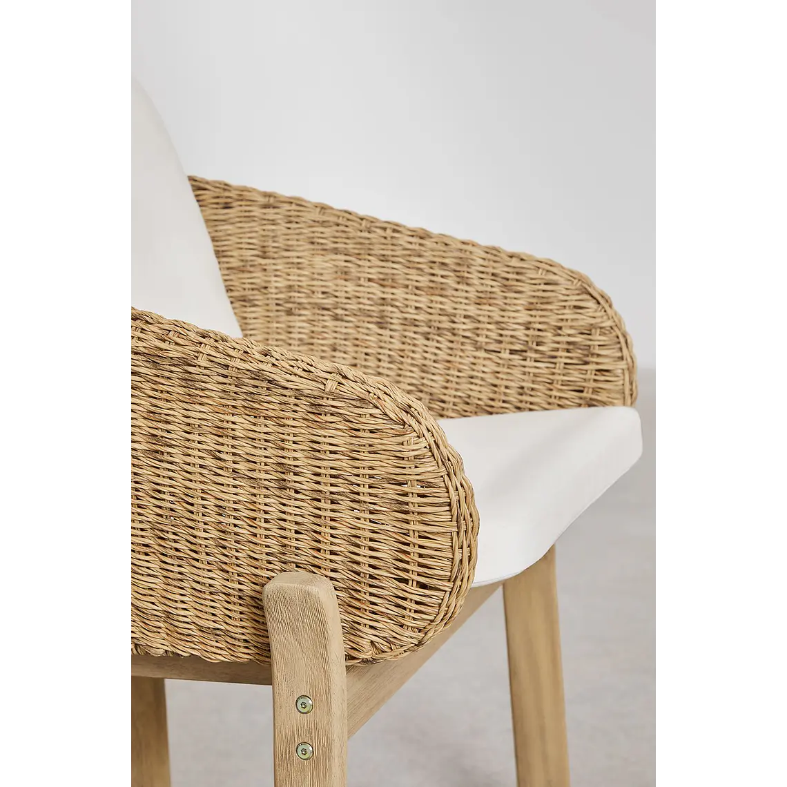 Silla de jardín con reposabrazos en madera de acacia y ratán sintético Kelena 7