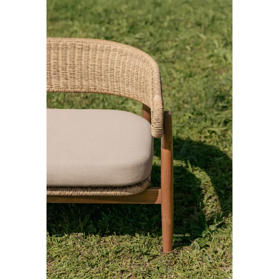 Sillón de jardín en madera de acacia y ratán sintético Alvora 2