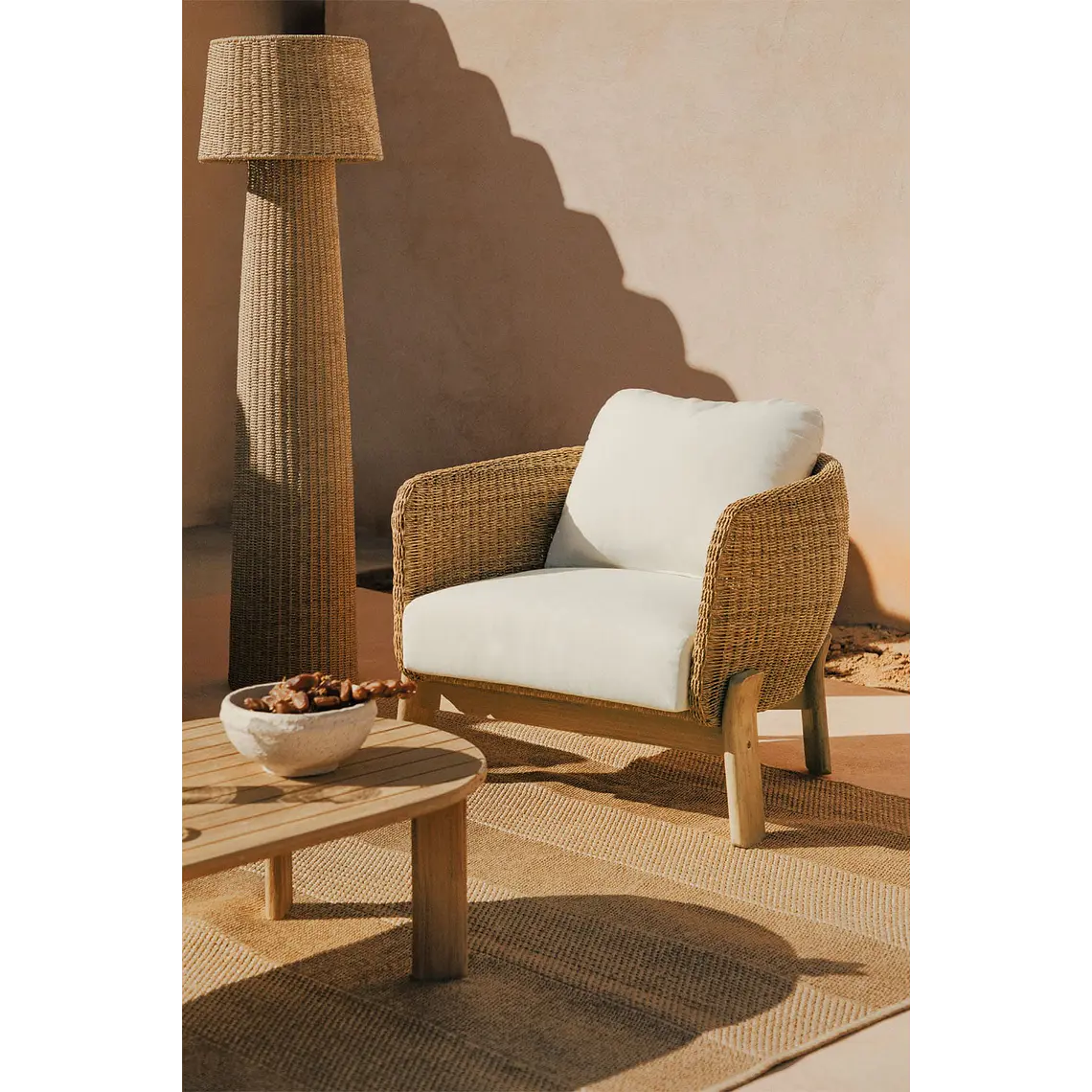 Sillón de jardín en madera de acacia y ratán sintético Jorena 1