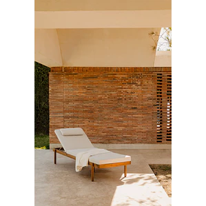 Tumbona reclinable en madera de acacia con cojín Salia