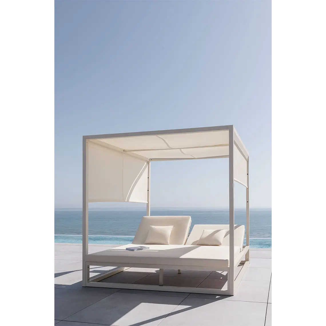 Cama balinesa reclinable en aluminio y tela Savia 1