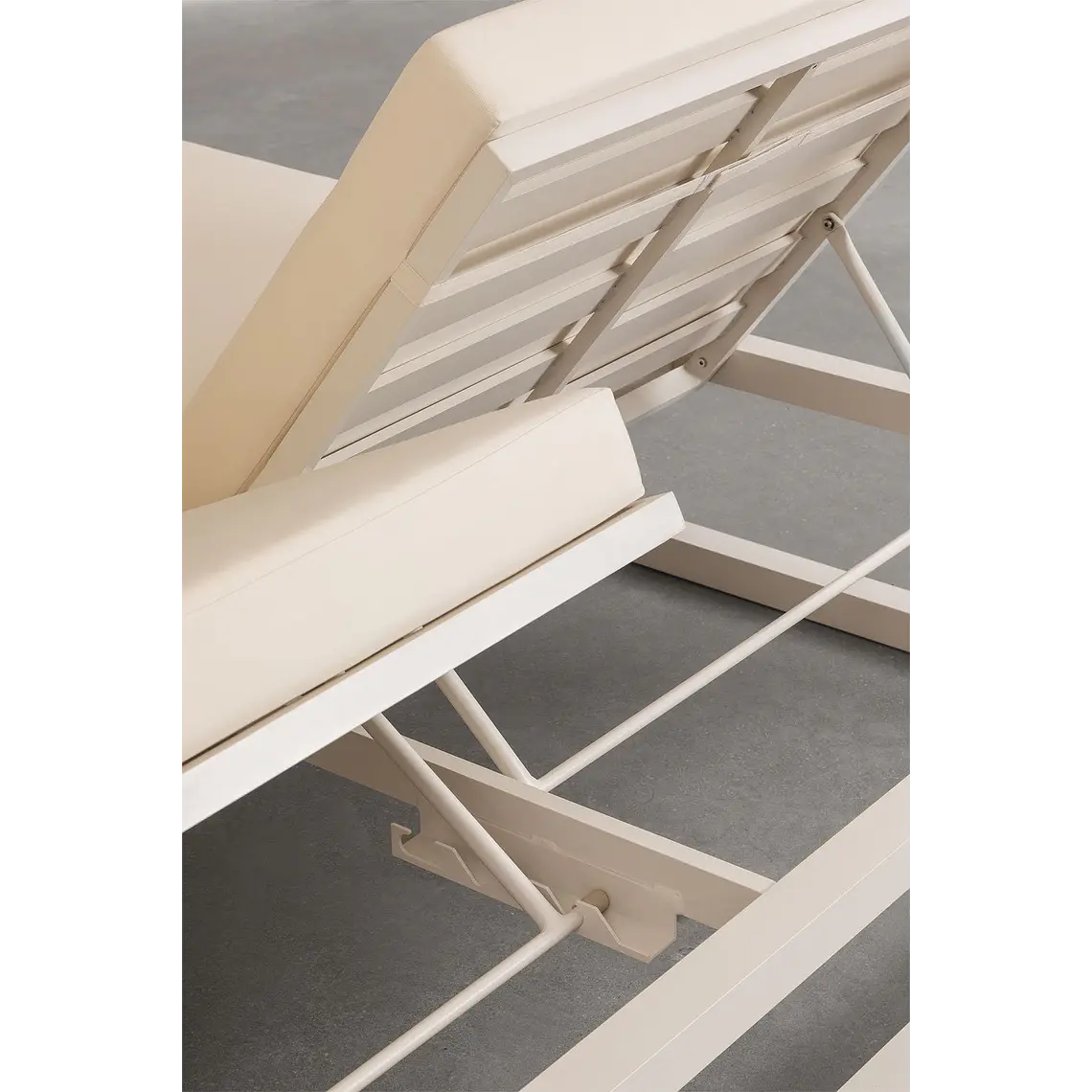 Cama balinesa reclinable en aluminio y tela Savia 10