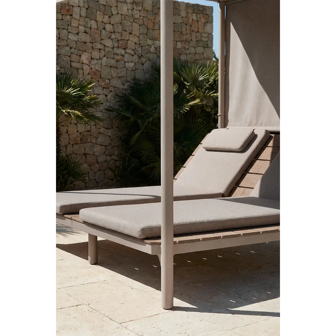 Cama balinesa reclinable en madera de acacia y acero Erenova 2