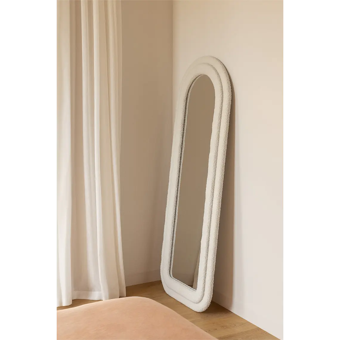 Espejo de dormitorio Mavia 60x160 cm en borreguito 1