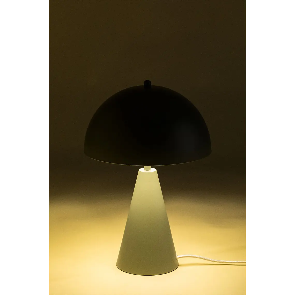 Lámpara de mesa en hierro 4
