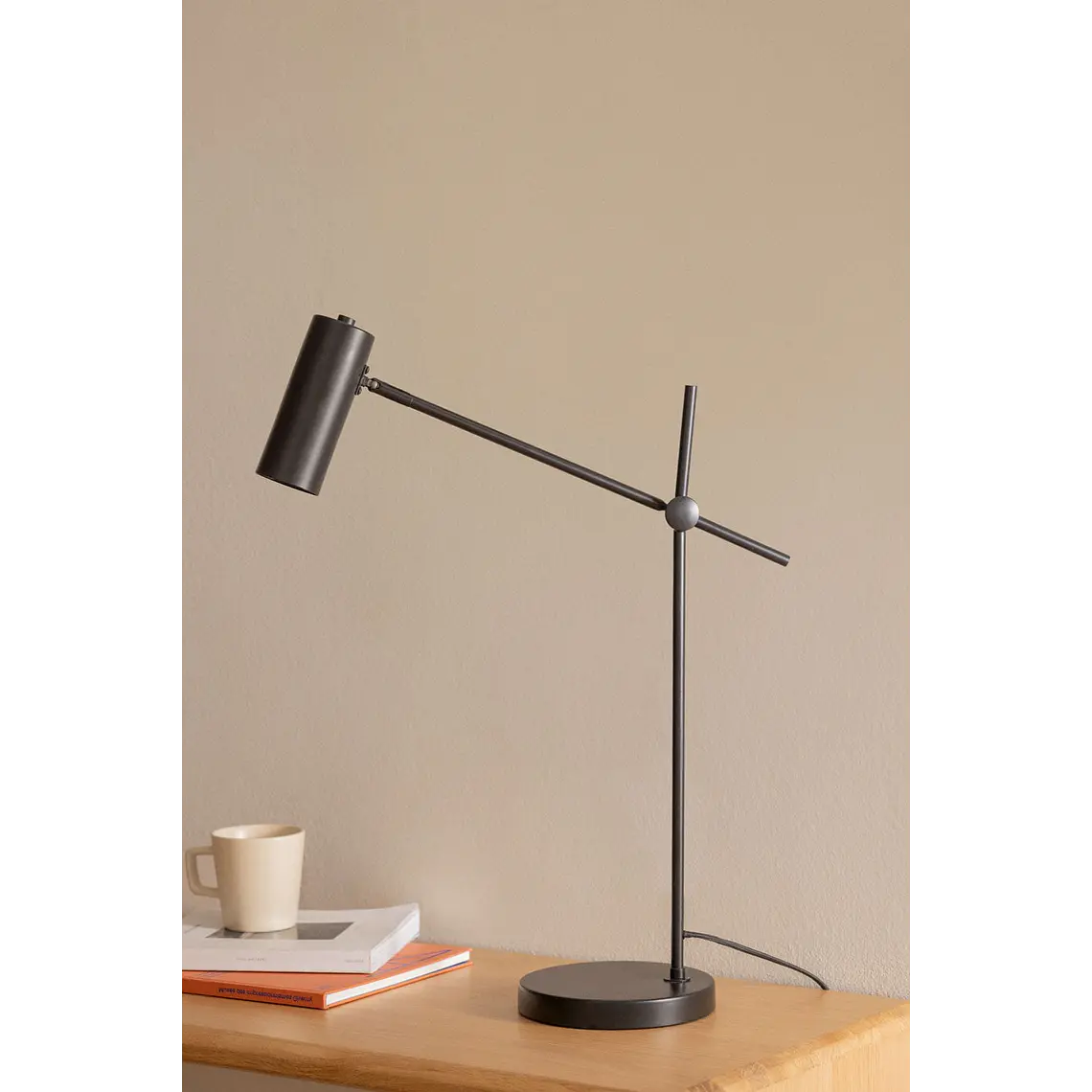 Lámpara de mesa en hierro 1