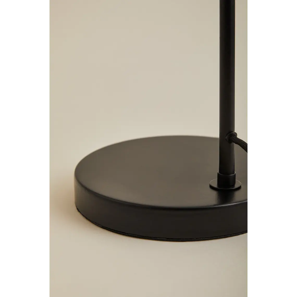 Lámpara de mesa en hierro 6