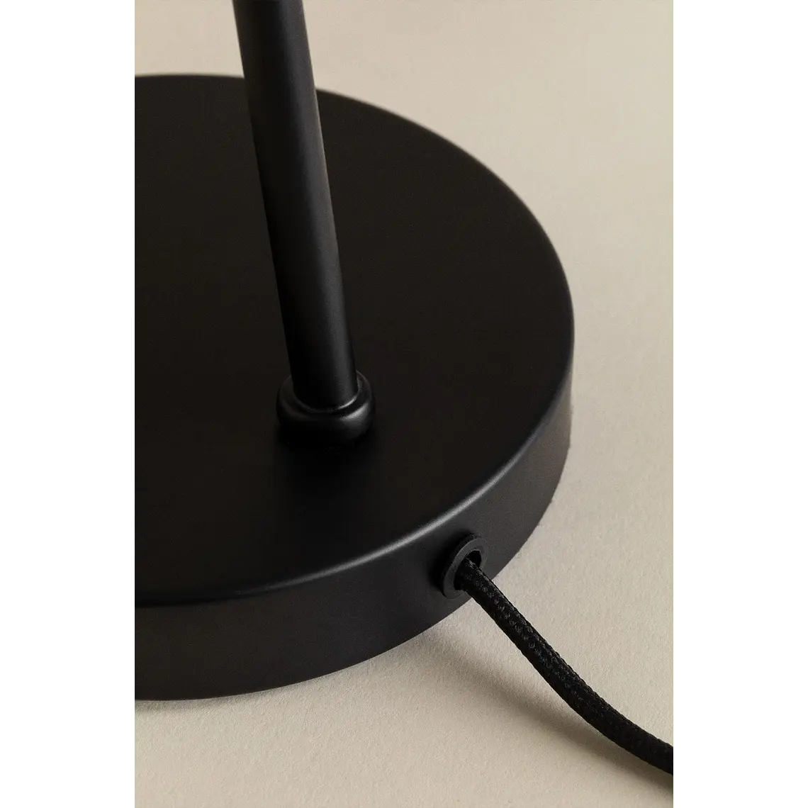 Lámpara de mesa en metal 8