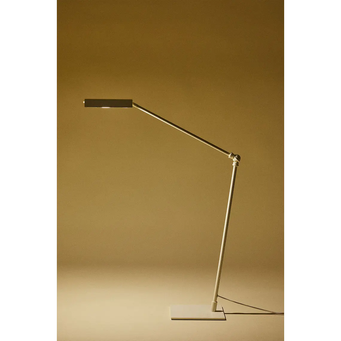 Lámpara de mesa LED en metal 4