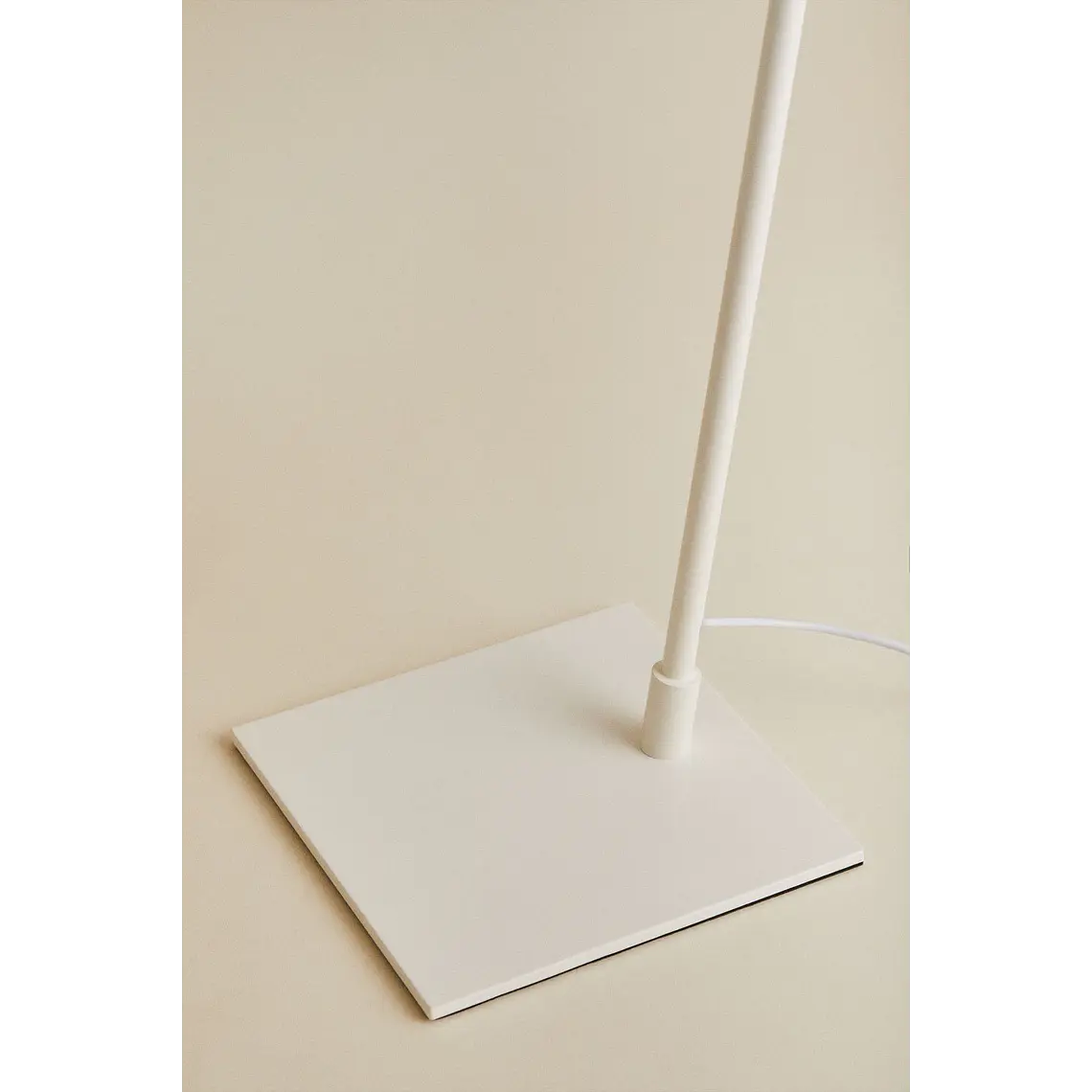 Lámpara de mesa LED en metal 9