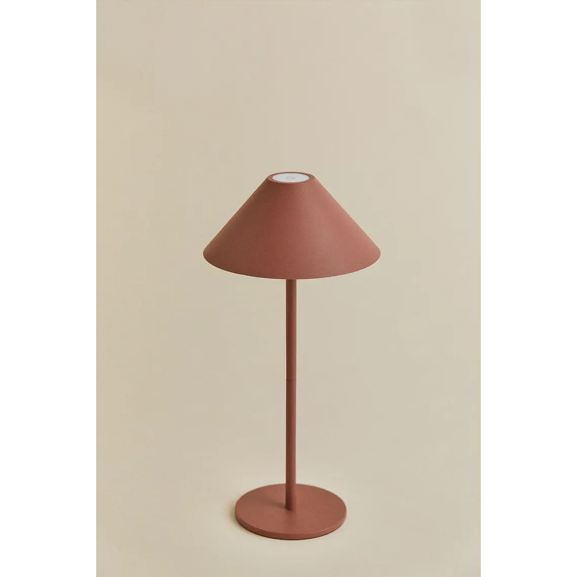Lámpara de mesa LED inalámbrica en hierro 4