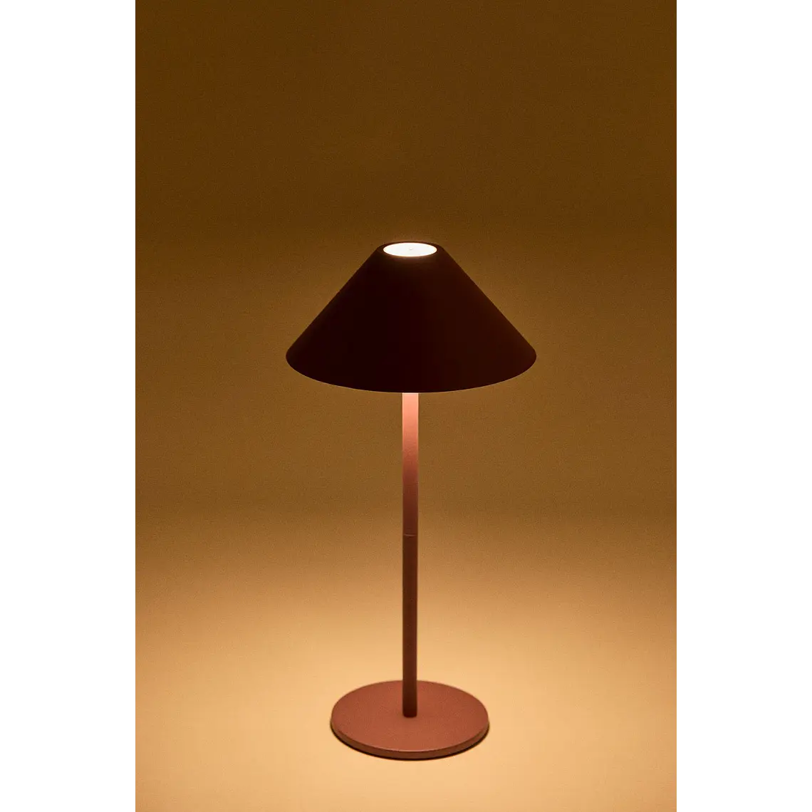 Lámpara de mesa LED inalámbrica en hierro 5