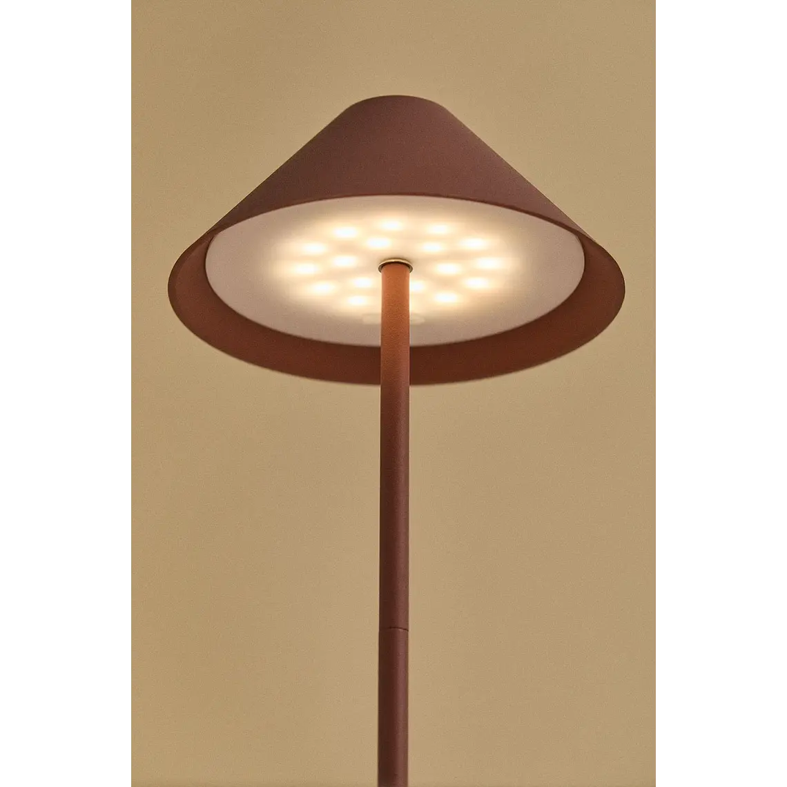 Lámpara de mesa LED inalámbrica en hierro 6