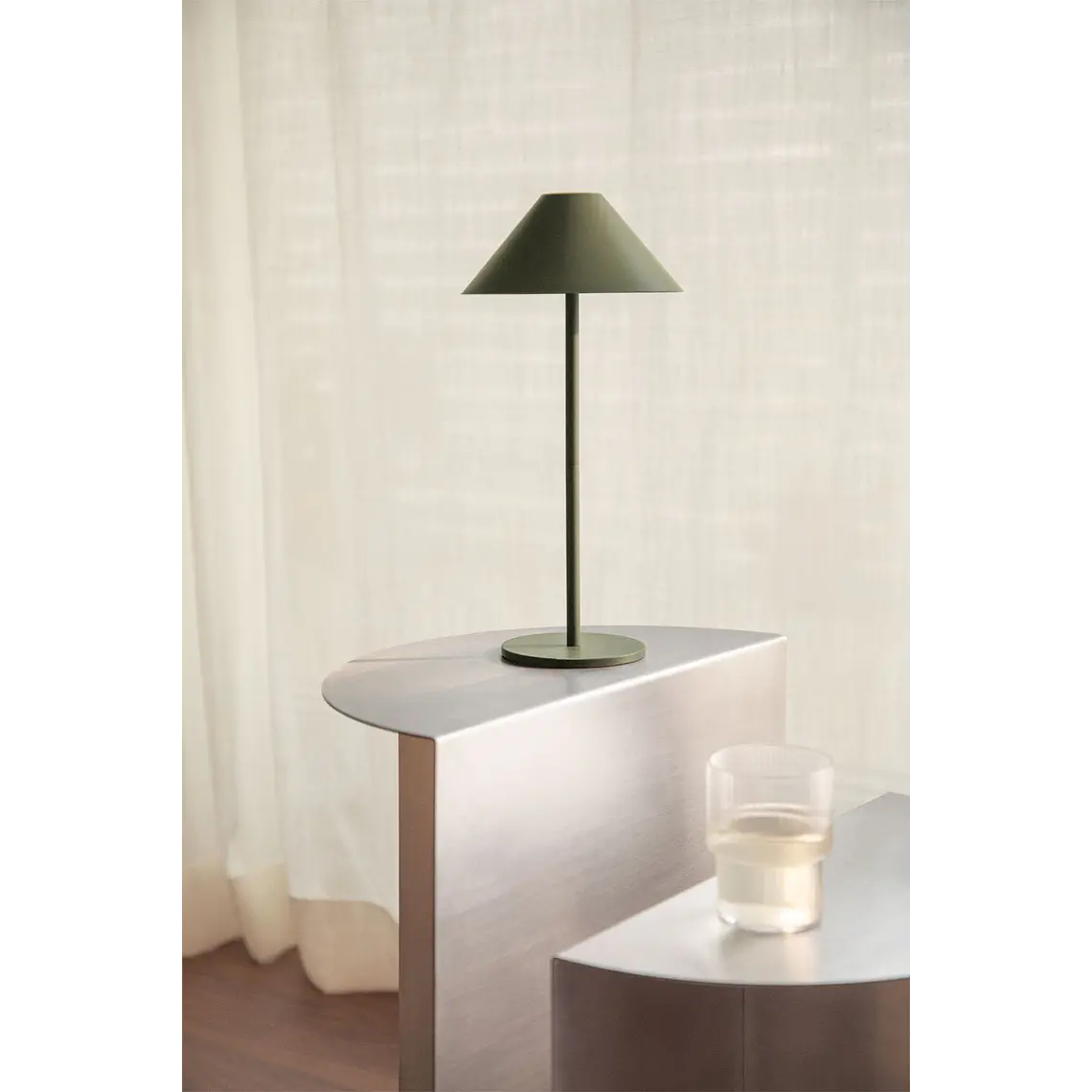 Lámpara de mesa LED inalámbrica en hierro 16