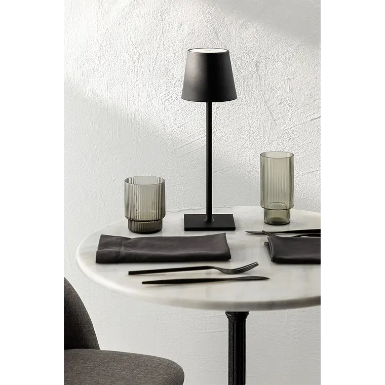 Lámpara de mesa LED inalámbrica en hierro 1