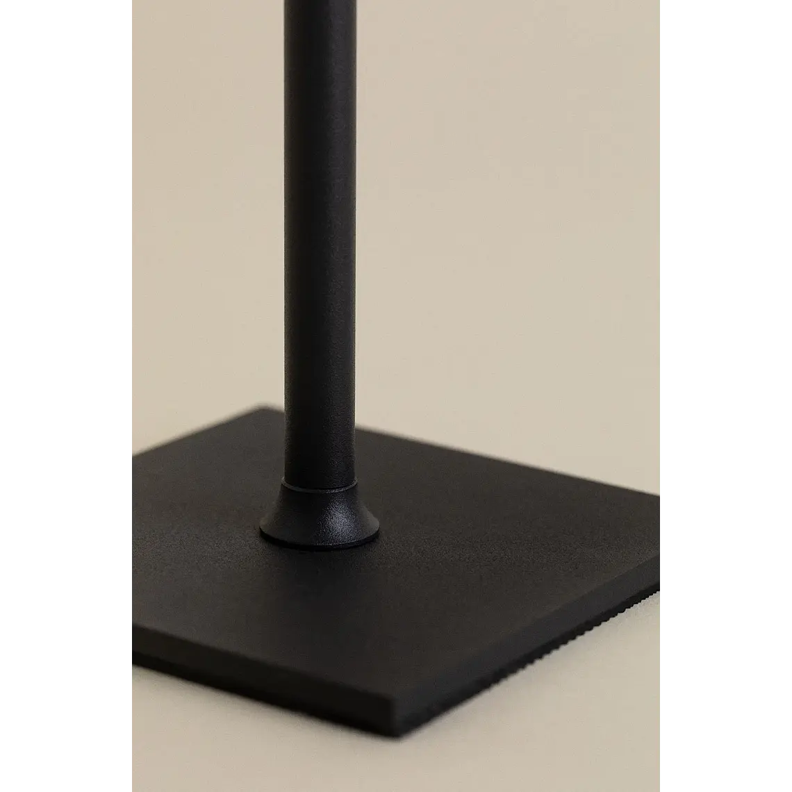 Lámpara de mesa LED inalámbrica en hierro 7