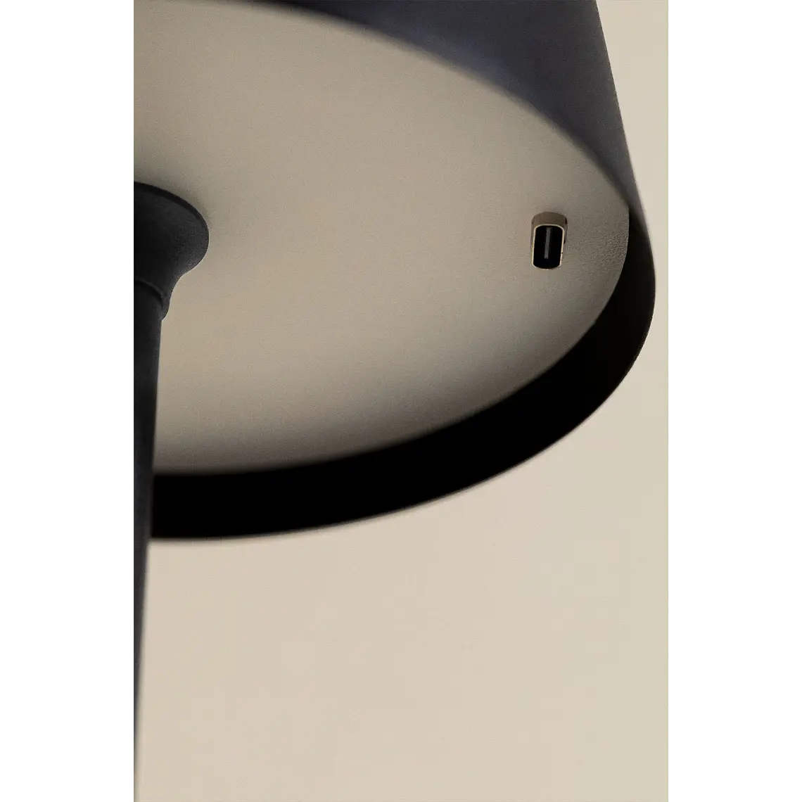 Lámpara de mesa LED inalámbrica en hierro 8