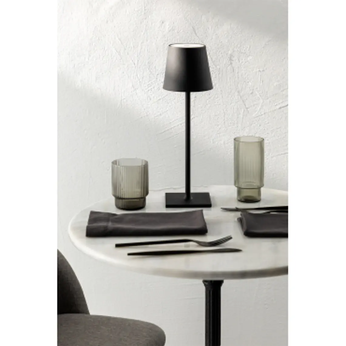 Lámpara de mesa LED inalámbrica en hierro 11