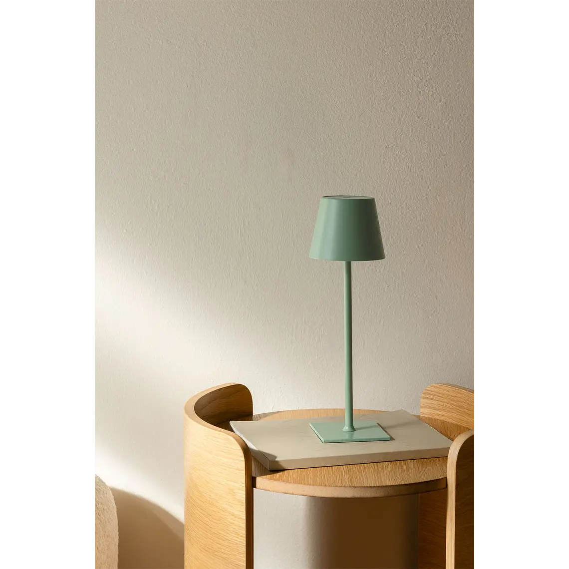 Lámpara de mesa LED inalámbrica en hierro 14