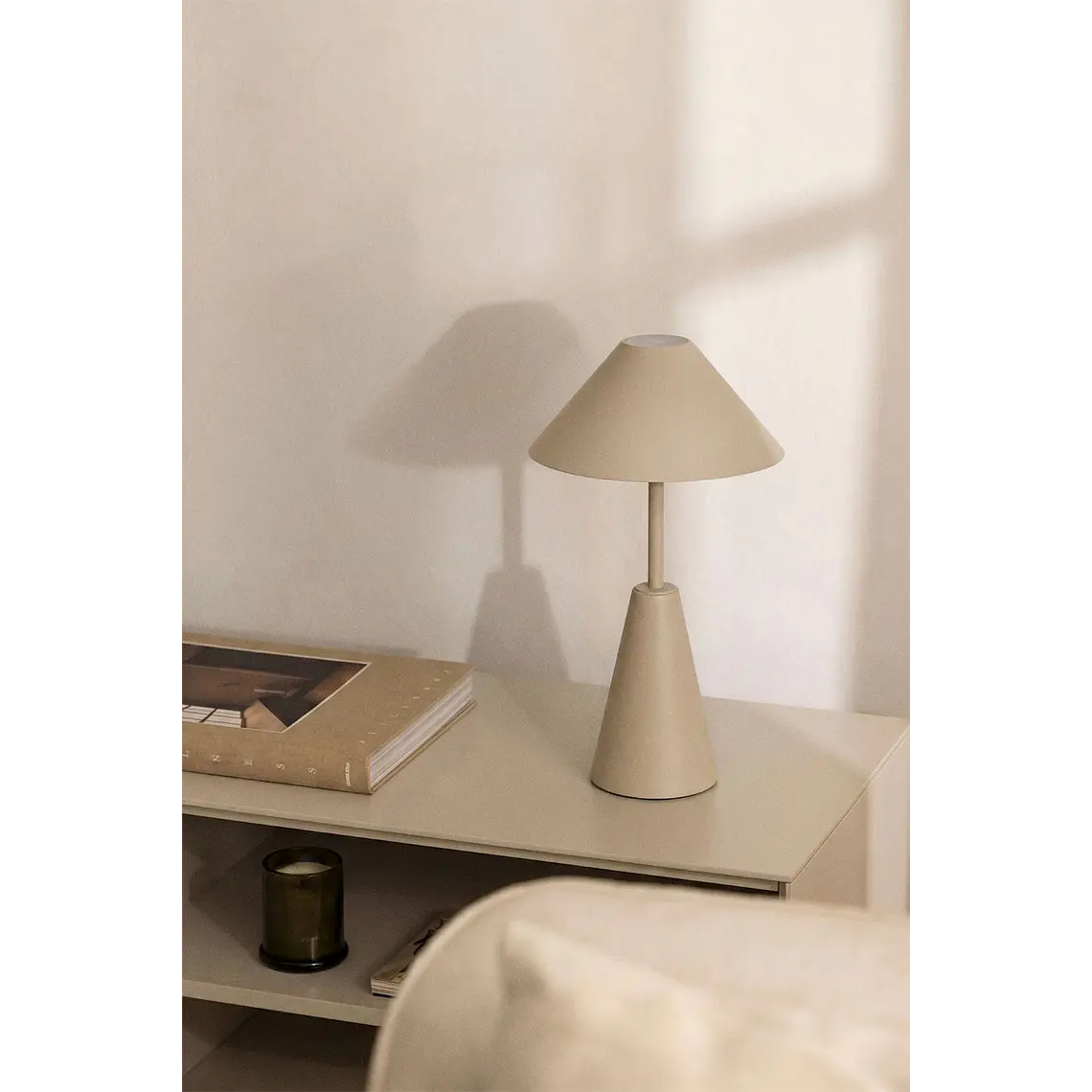 Lámpara de mesa LED inalámbrica en hierro 1