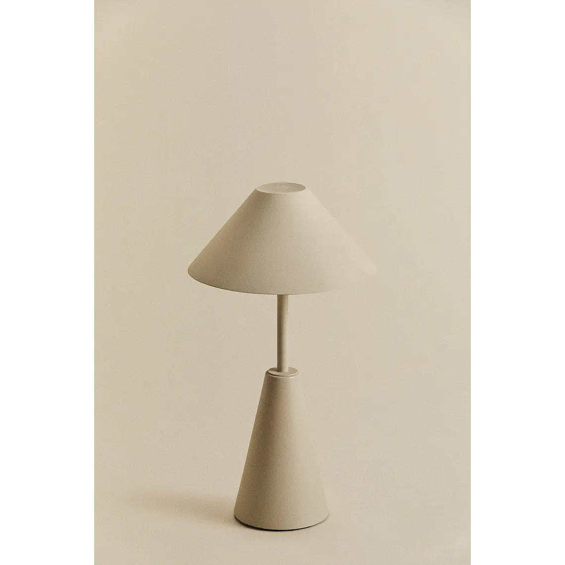 Lámpara de mesa LED inalámbrica en hierro 4