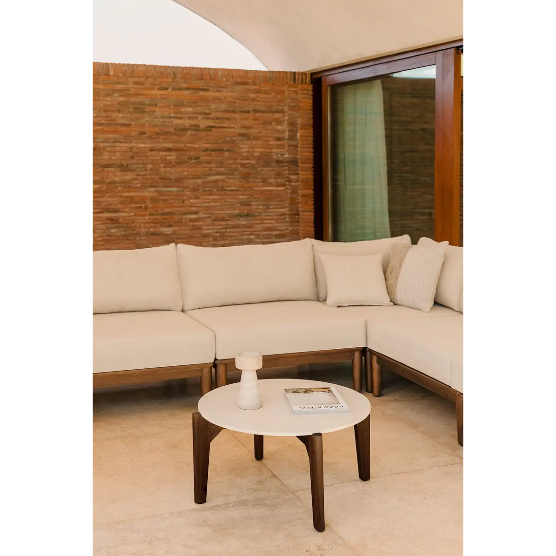 Mesa de centro para jardín redonda en cemento y madera de acacia Lenia 1